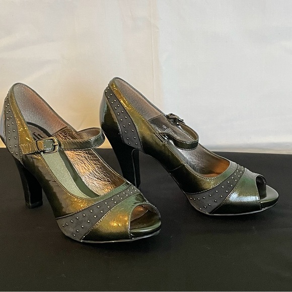Sofft Raine Pewter Patent Pumps - Picture 10 of 13